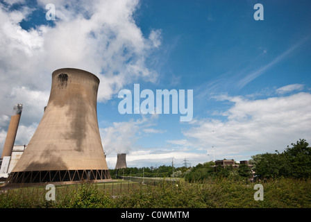 Un'immagine che mostra una delle torri di raffreddamento a Eggborough power station e alcuni dei paesaggio locale Foto Stock