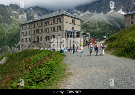 Turisti si riuniscono al Montenvers Hotel dal lato della Mer de Glace , sul Mont Blanc nelle Alpi francesi. Foto Stock