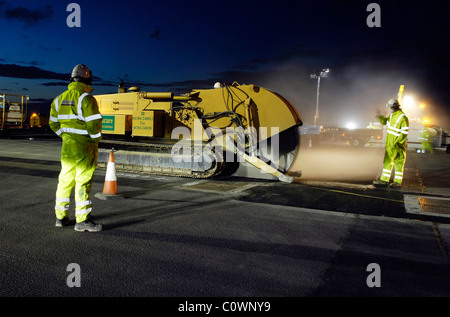 Lavoratore di strada alla vicina resurfacing road Foto Stock