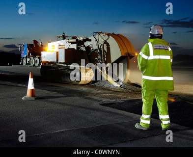 Lavoratore di strada alla vicina resurfacing road Foto Stock