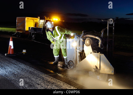 Lavoratore di strada alla vicina resurfacing road Foto Stock