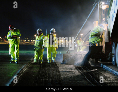 Lavoratore di strada alla vicina resurfacing road Foto Stock