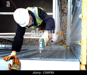 Costruzione i lavoratori che operano su office costruzione tetto, Edinburgh Scotland Regno Unito Foto Stock
