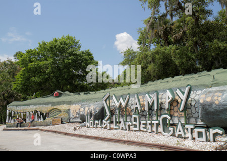 Orlando, Florida, Natale, Jungle Adventure Nature Park & and Zoo, ingresso, fronte, la più grande scultura di alligatore del mondo, paludoso, visitatori viaggio t Foto Stock