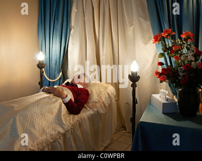 Defunto donna giaceva nella cappella del resto - Francia. Foto Stock