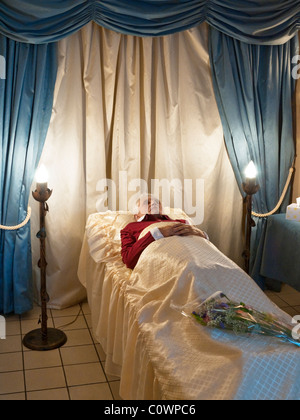 Defunto donna giaceva nella cappella del resto - Francia. Foto Stock