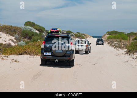 Quattro ruote motrici guida attraverso sabbia morbida a Preston Beach, Australia occidentale Foto Stock