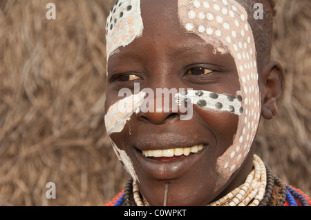 Karo donna con un sacco di colorati collane, labbro piercing e pitture facciali, Omo river valley, sud Etiopia Foto Stock