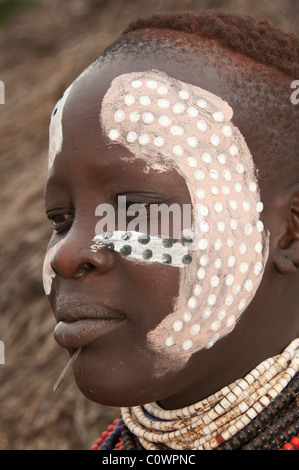 Karo donna con un sacco di colorati collane, labbro piercing e pitture facciali, Omo river valley, sud Etiopia Foto Stock