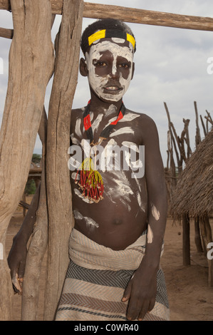 Karo ragazzo con trattamenti per il viso e per il corpo dipinti, Omo river valley, sud Etiopia Foto Stock