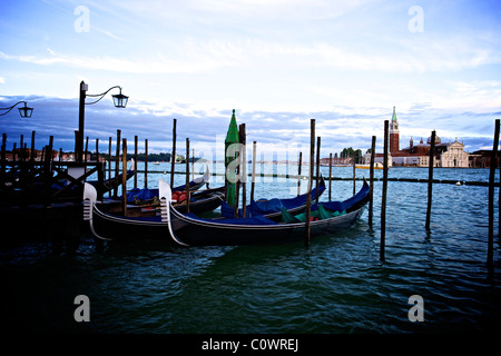 Le gondole venete ormeggiato sul Canal Grande a Venezia, Italia Foto Stock