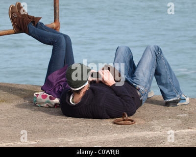 Utilizzando un mobile, REGNO UNITO Foto Stock