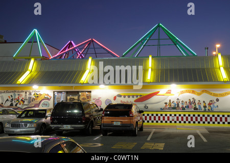 Orlando Florida,International Drive,crepuscolo,sera,notte vita notturna sera dopo il tramonto,McDonald's,ristorante ristoranti ristorazione mangiare fuori cafe cafe' Foto Stock