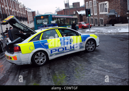 Auto della Polizia stradale di blocchi in Liverpool dopo un bus pattini sul ghiaccio. Foto Stock