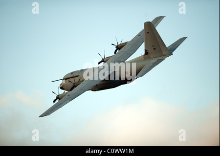 Il C-130 Hercules velivoli da trasporto tattico è il cavallo di battaglia della RAF nel settore dei trasporti aerei (A) flotta ed è in base a RAF Lyneha Foto Stock