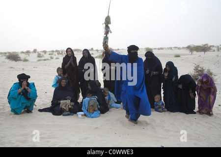 I nomadi Tuareg facendo una danza tradizionale nel loro desert camp vicino a timbuktu, Mali, Africa occidentale Foto Stock