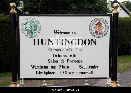 Un "Benvenuto a Huntingdon' firmare visto come si entra in Huntingdon, Cambridgeshire, Inghilterra, Regno Unito. Foto Stock