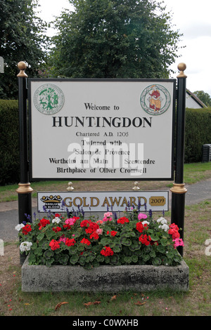 Un "Benvenuto a Huntingdon' firmare visto come si entra in Huntingdon, Cambridgeshire, Inghilterra, Regno Unito. Foto Stock