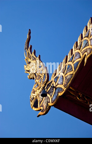 Cespi in legno intagliato sul tetto del Tempio (dettaglio), Wat Chai Pra Kait, Chiang mai, Thailandia Foto Stock