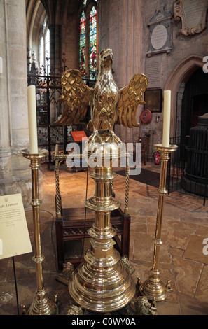 Ornato oro eagle all'interno della Cattedrale di Ely, Cambridgeshire, Regno Unito. ISO 1600 Foto Stock