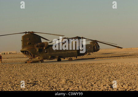 La Boeing CH 47 è un versatile twin motore rotore Tandon il sollevamento pesante elicottero la sua velocità massima off centinaia e 17 Foto Stock