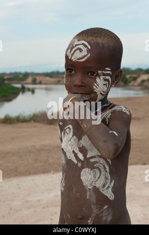 Karo ragazzo con trattamenti per il viso e per il corpo dipinti, Omo river valley, sud Etiopia Foto Stock