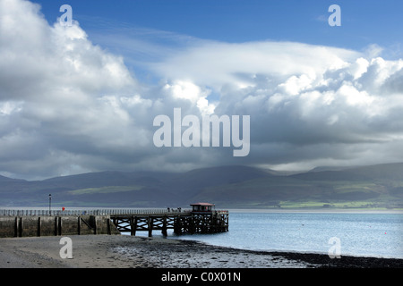 Una vista del vecchio molo in legno a Beaumaris sull'Isola di Anglesey, con la bassa marea Foto Stock