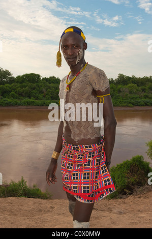 Karo man con il corpo e con la pittura del viso, Omo river valley, sud Etiopia Foto Stock