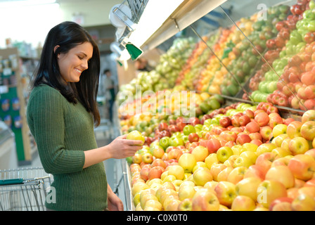 Fotografia Stock di donna attraente shopping per produrre o negozi di generi alimentari Foto Stock