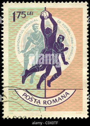 Timbro dalla Romania raffigurante il calcio Foto Stock