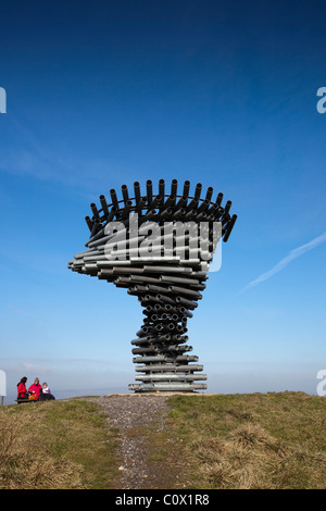 Tubular Singing 'Ringing Tree' Wind-powered Metal Sound Sculpture Metal musical in acciaio inossidabile, Pennine Hill Range Burnley, Inghilterra, Regno Unito Foto Stock