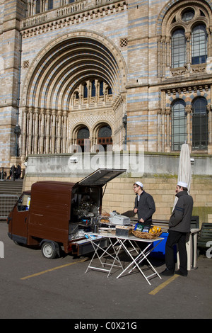 Snack Van al di fuori del Museo di Storia Naturale di Londra, Regno Unito Foto Stock