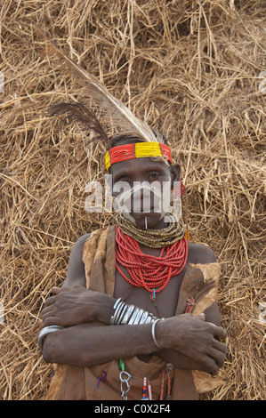 Karo donna con pitture facciali, labbro piercing e un sacco di collane, Omo river valley, sud Etiopia Foto Stock