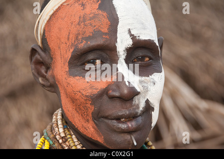 Karo donna con pitture facciali, labbro piercing e un sacco di collane, Omo river valley, sud Etiopia Foto Stock