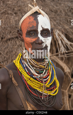 Karo donna con pitture facciali, labbro piercing e un sacco di collane, Omo river valley, sud Etiopia Foto Stock