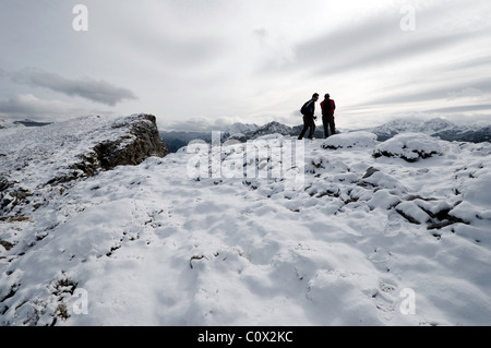 Due escursionisti a piedi attraverso la coperta di neve montagne di Ponga, Asturias, Spagna. Foto Stock