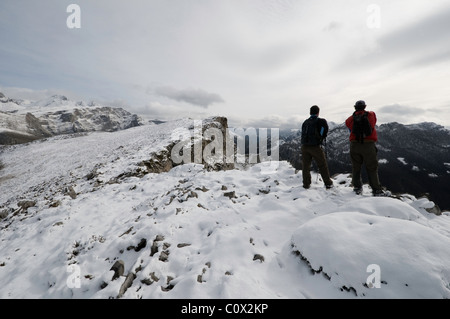 Due escursionisti a piedi attraverso la coperta di neve montagne di Ponga, Asturias, Spagna. Foto Stock