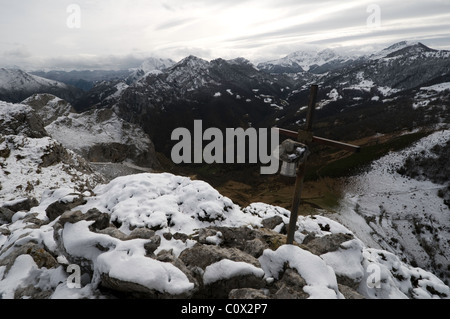 Due escursionisti a piedi attraverso la coperta di neve montagne di Ponga, Asturias, Spagna. Foto Stock