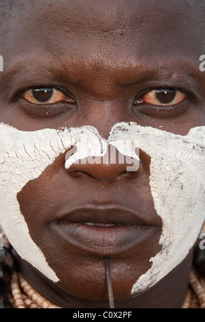 Ritratto di una donna Karo con dipinti del viso e il labbro piercing, Omo river valley, sud Etiopia Foto Stock