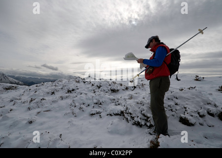 Due escursionisti a piedi attraverso la coperta di neve montagne di Ponga, Asturias, Spagna. Foto Stock