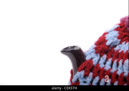 Teacozy fatti a mano in blu rosso e bianco con fiori sul più alto di tutti è ad uncinetto con lana ed è una chiusura del tubo di lancio Foto Stock