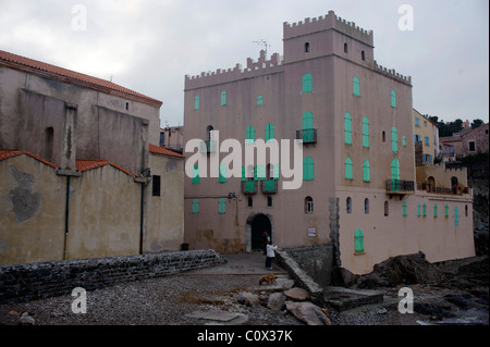 Vista di un antico edificio di Collioures Francia durante l'inverno. Foto Stock