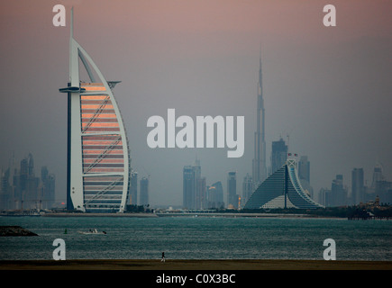 Skyline di Dubai, a sinistra il Burj Al Arab e la Jumeirah Beach Hotel, proprio edificio più alto del mondo, il Burj Chalifa. Dubai, EAU. Foto Stock