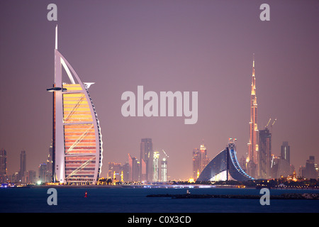 Skyline di Dubai, a sinistra il Burj Al Arab e la Jumeirah Beach Hotel, proprio edificio più alto del mondo, il Burj Chalifa. Dubai, EAU. Foto Stock