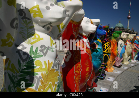 Buddy orsi sono una serie di dipinti, life-size orso in vetroresina sculture, originariamente sviluppato a Berlino, Germania. Foto Stock