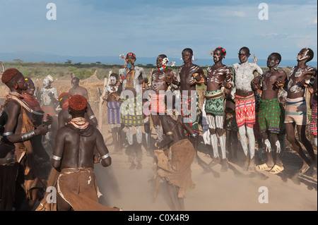 Karo persone con dipinti del corpo che partecipano in una danza tribale cerimonia, Omo river Valley, sud Etiopia Foto Stock