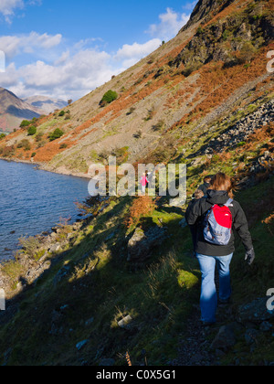 La gente camminare lungo i ghiaioni accanto Wastwater vicino Nether Wasdale nel Parco Nazionale del Distretto dei Laghi, Cumbria, Inghilterra. Foto Stock