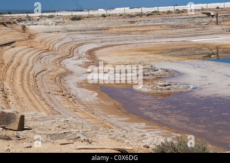 Il Dry Creek Saline si trova NW di Adelaide nel South Australia. è principalmente un sobborgo industriale a nord di Adelaide, contenente le zone umide e saline. Foto Stock