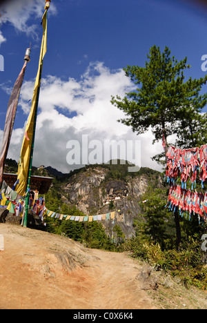 Bandiere di preghiera sul percorso al monastero di Taktsang, Paro. Foto Stock