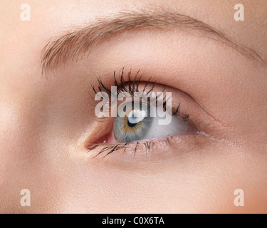 Licenza e stampe a MaximImages.com - chiusura dell'occhio di una giovane donna Foto Stock